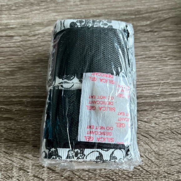 Skull design Hand Wraps - NWT - Picture 4 of 4